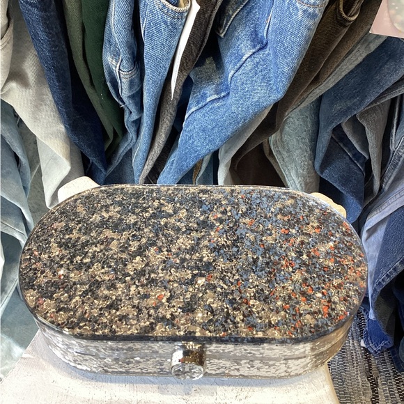 Jimberly Evening Pearlized Lucite Oval Box Clutch Crossbody Bag- Silver - Picture 5 of 7